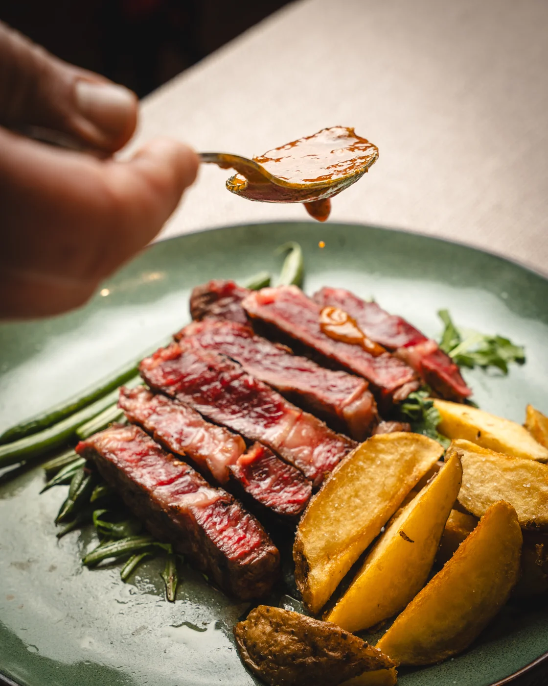 Preparación de un plato de carne en Ca Nostra