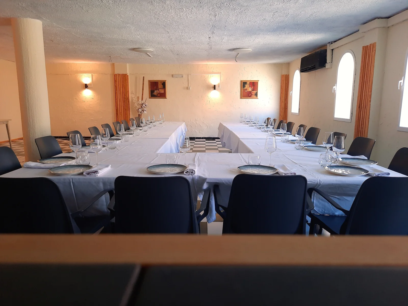 Comedor del salón con mesas preparadas